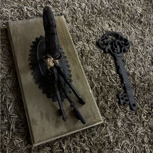 Antique-Style Iron Wall Keys Decorative Accent — Black